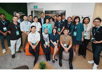 Startups at Infineon’s Co-Innovation Space pose with the Minister of State Low Yen Ling (middle) and Infineon Technologies Asia Pacific President and Managing Director CS Chua (behind her).