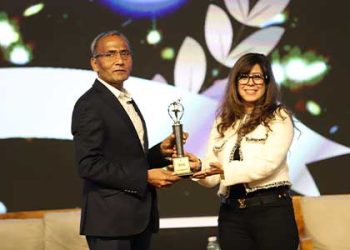 Ganesh Jivani Receiving GEO’s Leadership Excellence Award 2024