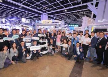 Paul Chan, the Financial Secretary of HKSAR, Lillian Cheong, Under Secretary for Innovation, Technology and Industry of HKSAR, accompanied by Ir Dr HL Yiu, Chief Corporate Development Officer of HKSTP, visited HKSTP’s booth at InnoEX to experience the latest local R&D achievements.