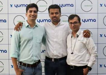 Muthu Subramanian MD GM of Yuma Energy (Centre) with Grinntech's Co-founders Nikhilesh Mishra (L) and Puneet Jain (R)